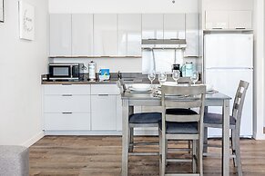 High Floor Mountain View with 2 Double Beds and Parking