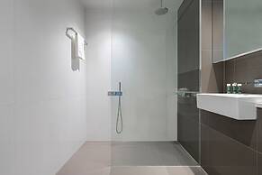 Stunning Three-bedroom Apartment on the River