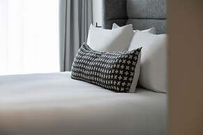 Stunning Three-bedroom Apartment on the River