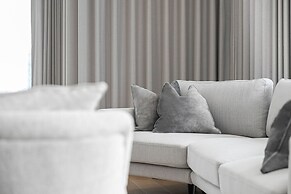 Stunning Three-bedroom Apartment on the River