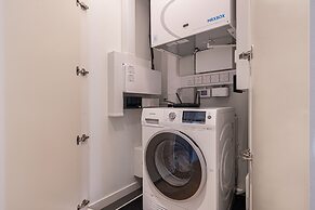 Stunning Three-bedroom Apartment on the River