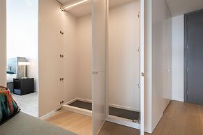 Stunning Three-bedroom Apartment on the River