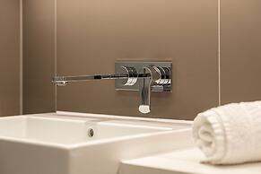 Stunning Three-bedroom Apartment on the River