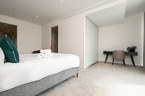 Stunning Three-bedroom Apartment on the River