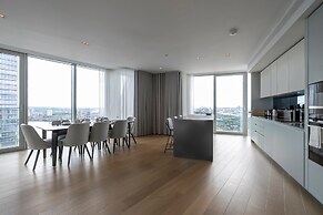 Stunning Three-bedroom Apartment on the River