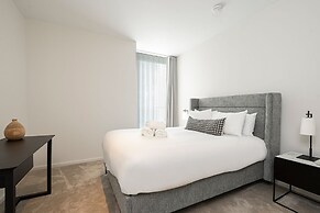 Stunning Three-bedroom Apartment on the River