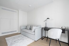 Stunning Three-bedroom Apartment on the River