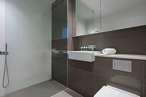 Stunning Three-bedroom Apartment on the River