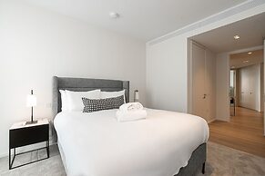 Stunning Three-bedroom Apartment on the River