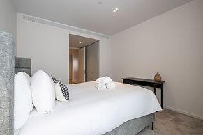 Stunning Three-bedroom Apartment on the River