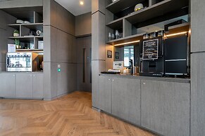 Stunning Three-bedroom Apartment on the River