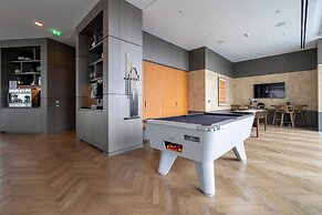 Stunning Three-bedroom Apartment on the River