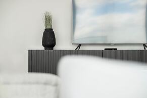 Stunning Three-bedroom Apartment on the River