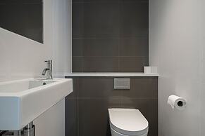 Stunning Three-bedroom Apartment on the River