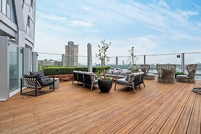 Stunning Three-bedroom Apartment on the River