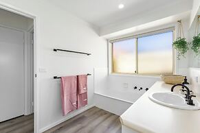 2 Bedroom - Walk to Beach - Pet Friendly