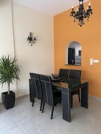 Townhouse With Pool 5 Minute Walk to Beach