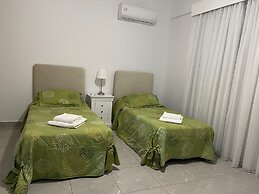 Townhouse With Pool 5 Minute Walk to Beach