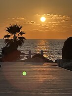 Townhouse With Pool 5 Minute Walk to Beach