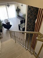 Townhouse With Pool 5 Minute Walk to Beach