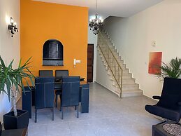 Townhouse With Pool 5 Minute Walk to Beach