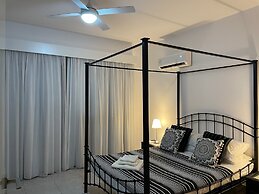 Townhouse With Pool 5 Minute Walk to Beach