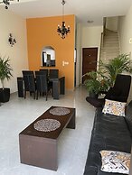 Townhouse With Pool 5 Minute Walk to Beach