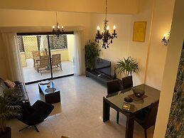 Townhouse With Pool 5 Minute Walk to Beach