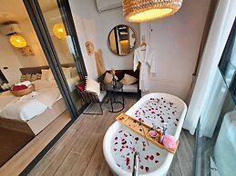 Edge Central Pattaya by Mickey