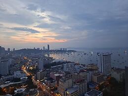 Edge Central Pattaya by Mickey