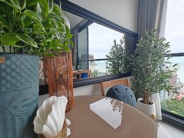 Edge Central Pattaya by Mickey