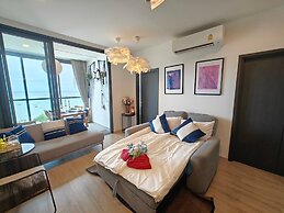 Edge Central Pattaya by Mickey
