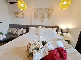 Edge Central Pattaya by Mickey