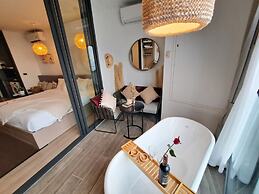 Edge Central Pattaya by Mickey