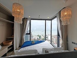 Edge Central Pattaya by Mickey