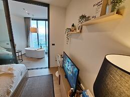 Edge Central Pattaya by Mickey