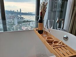 Edge Central Pattaya by Mickey