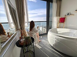 Edge Central Pattaya by Mickey