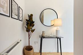 The Enfield Sanctuary - Modern 1bdr Flat With Balcony