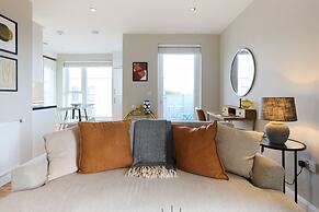 The Enfield Sanctuary - Modern 1bdr Flat With Balcony