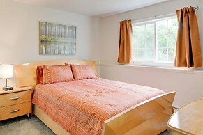 Shared Yard + Fire Pit: Airy Anchorage Apt!