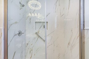 Walk to Ocean: Pearl Cottage in Atlantic Beach