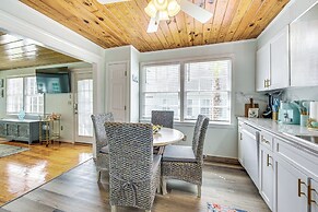 Walk to Ocean: Pearl Cottage in Atlantic Beach