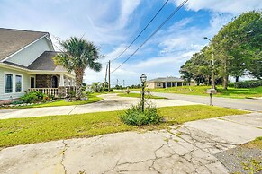 Walk to Ocean: Pearl Cottage in Atlantic Beach
