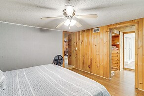 Greers Ferry Home w/ Fire Pit Near Shiloh Marina!