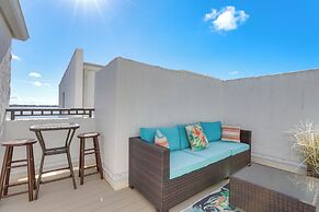 Bright Englewood Gem: Rooftop Patio, Walk to Beach