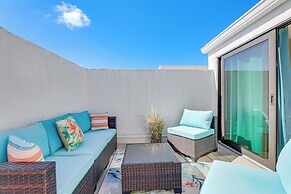 Bright Englewood Gem: Rooftop Patio, Walk to Beach