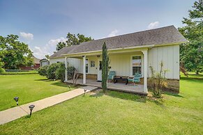 Eufaula Getaway w/ Patio, Walk to Beach + Marina!