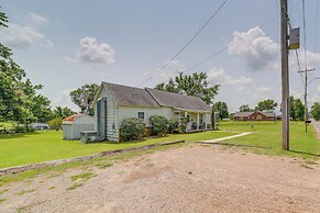 Eufaula Getaway w/ Patio, Walk to Beach + Marina!