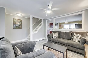 Easthampton Apartment Near Breweries & Rail Trail!